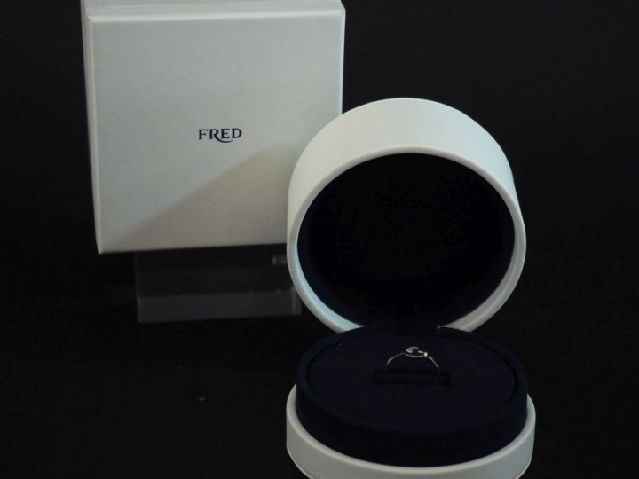 FRED  Bague, Pretty Woman, mini modèle en or blanc 750, à décor de cœu