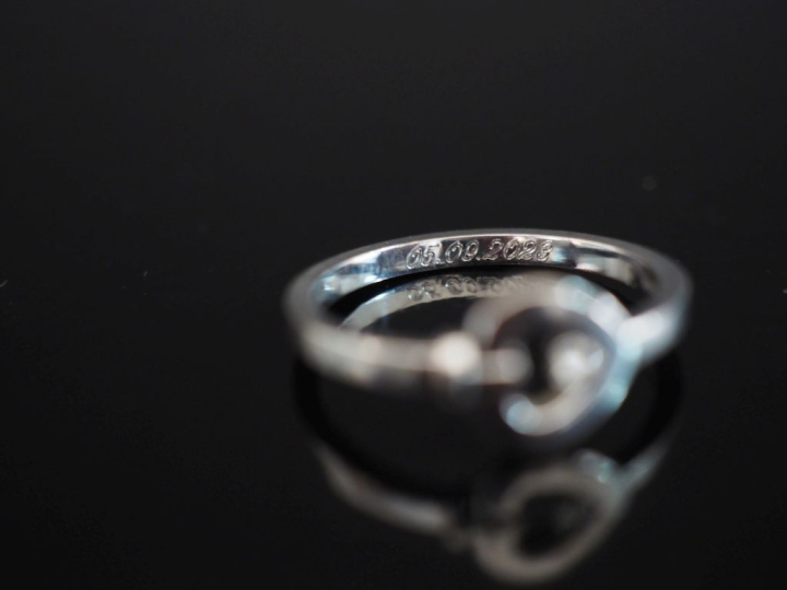 FRED  Bague, Pretty Woman, mini modèle en or blanc 750, à décor de cœu