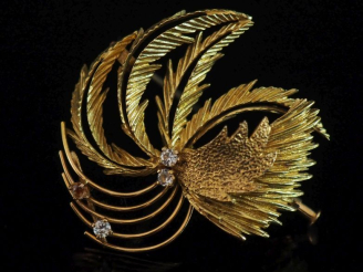 Vente aux enchères Broche en or jaune 750, en forme de branchage stylisé et sertie de pie