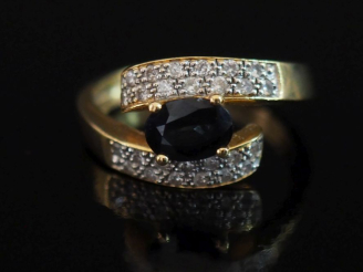 Vente aux enchères Bague de forme stylisée en or jaune 750, sertie en son centre d'un sap