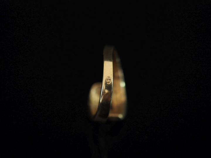 Bague de forme stylisée en or jaune 750, sertie en son centre d'un sap