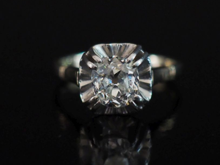 Bague de forme solitaire en platine et or blanc 750, sertie en son cen