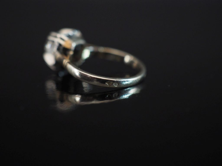 Bague de forme solitaire en platine et or blanc 750, sertie en son cen