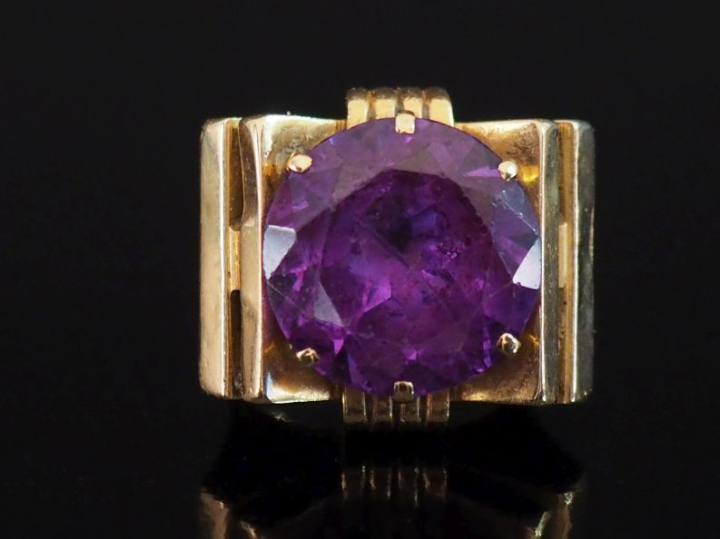 Importante bague tank de style 1940 en or jaune 750, sertie en son cen