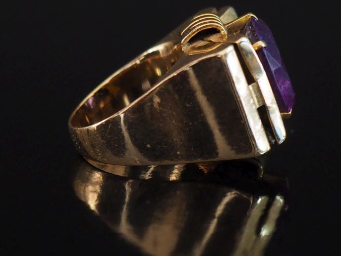 Importante bague tank de style 1940 en or jaune 750, sertie en son cen