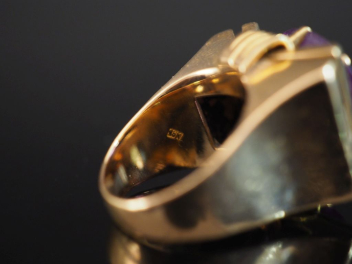 Importante bague tank de style 1940 en or jaune 750, sertie en son cen