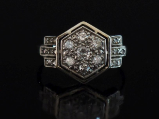 Vente aux enchères Bague de style Art déco de forme hexagonale en platine et or blanc 750