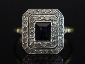 Vente aux enchères Bague de style Art déco à pans coupés en or jaune 750, sertie en son c