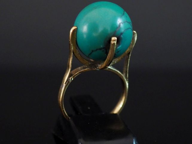 Bague en or jaune 750, sertie d'une boule de turquoise (?). TDD. 51 Po