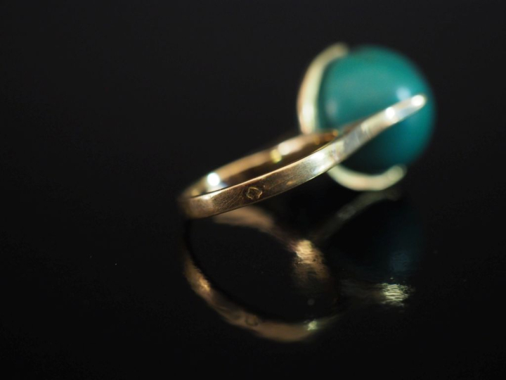 Bague en or jaune 750, sertie d'une boule de turquoise (?). TDD. 51 Po