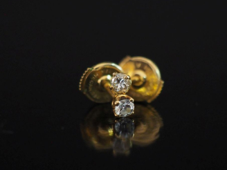 Vente aux enchères Paire de clous d'oreilles en or jaune 750, sertis en leur centre d'un 