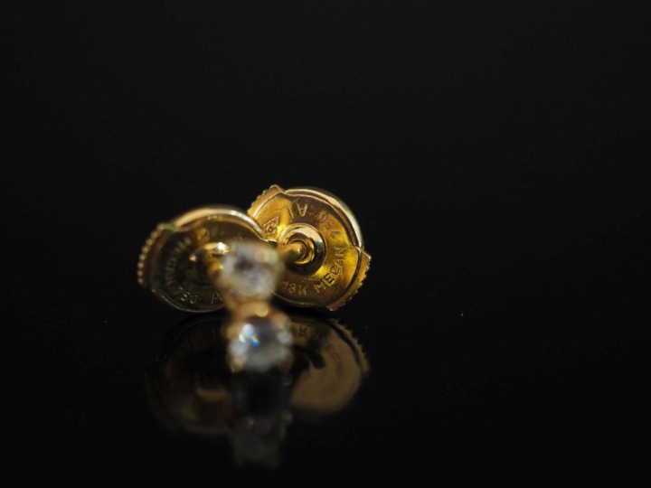 Paire de clous d'oreilles en or jaune 750, sertis en leur centre d'un 