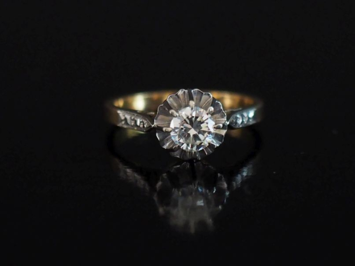 Bague de forme solitaire en or jaune 750, sertie en son centre d'un di