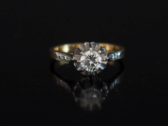 Vente aux enchères Bague de forme solitaire en or jaune 750, sertie en son centre d'un di