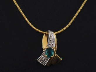 Vente aux enchères Collier en or jaune 750, maille ronde, agrémenté d'un pendentif de for