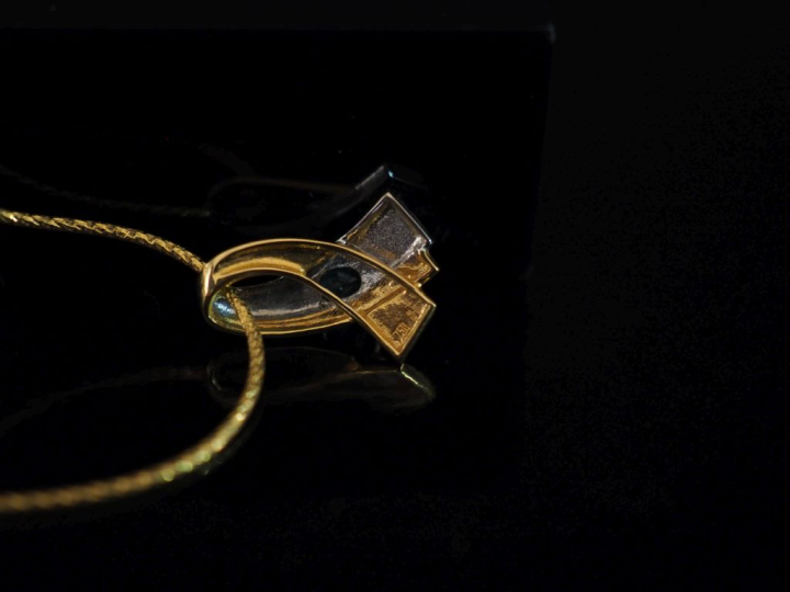 Collier en or jaune 750, maille ronde, agrémenté d'un pendentif de for