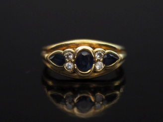 Vente aux enchères Jolie bague jonc en or jaune 750, sertie de trois saphirs dont deux en
