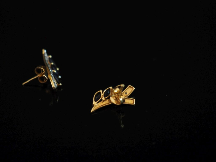 Paire de perces oreilles en or jaune 750, sertis d'un petit diamant et