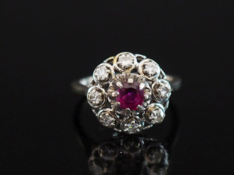 Vente aux enchères Bague ronde en or blanc 750, sertie en son centre d'une pierre rose en