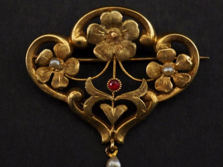 Broche polylobée de style Art Nouveau en or jaune 750, à décor ajouré 