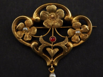 Vente aux enchères Broche polylobée de style Art Nouveau en or jaune 750, à décor ajouré 