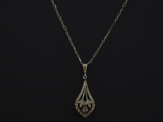 Vente aux enchères Pendentif et sa chaine en or blanc 750, le pendentif en forme de goutt