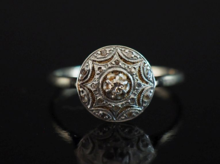 Petite bague ronde de style Art déco en platine et or blanc 750, serti