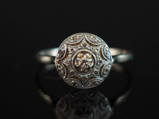 Vente aux enchères Petite bague ronde de style Art déco en platine et or blanc 750, serti