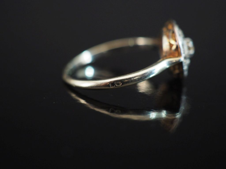 Petite bague ronde de style Art déco en platine et or blanc 750, serti