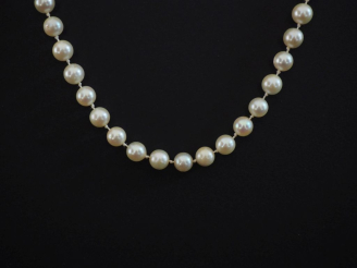 Vente aux enchères DINH VAN (dans le goût de) Collier de perles de culture blanches, ferm