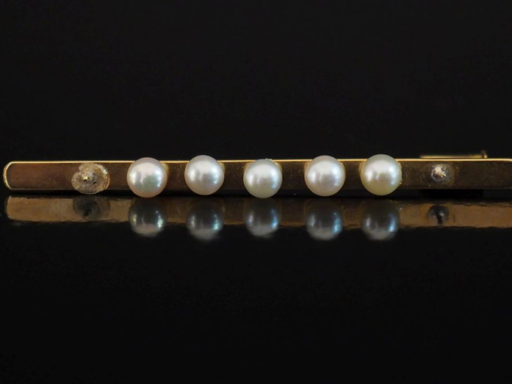 Broche barrette en or jaune 750, sertie d'une ligne de cinq petites pe