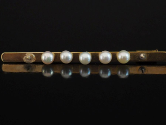 Vente aux enchères Broche barrette en or jaune 750, sertie d'une ligne de cinq petites pe