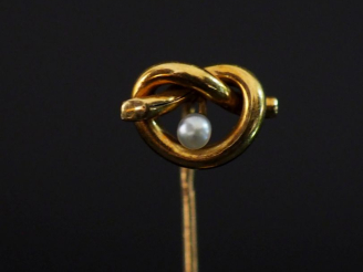 Vente aux enchères Epingle à cravate en or jaune 750, à décor d'entrelacs et sertie d'une