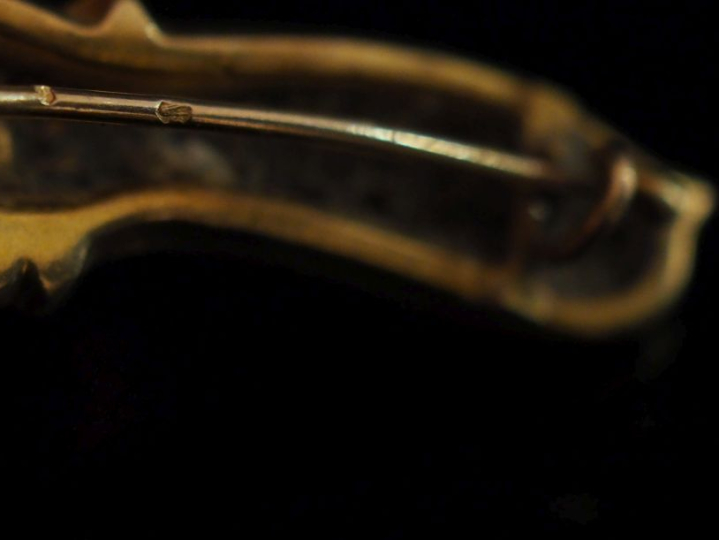 Ensemble comprenant :  - une petite broche en or jaune 750, à décor d'