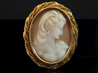 Vente aux enchères Broche/pendentif de forme ovale en or jaune 750, sertie en son centre 