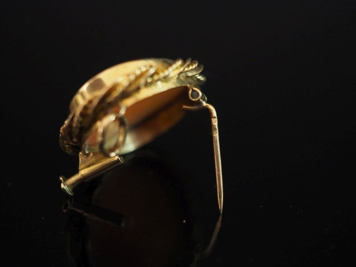 Broche/pendentif de forme ovale en or jaune 750, sertie en son centre 