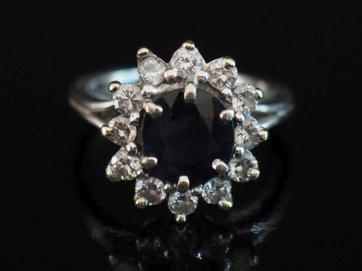 Bague de forme marguerite en or blanc 750, sertie en son centre d'un p