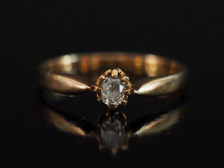 Petite bague de forme solitaire en or jaune 750, sertie en son centre 