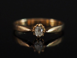 Vente aux enchères Petite bague de forme solitaire en or jaune 750, sertie en son centre 