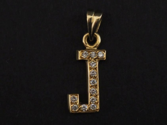 Vente aux enchères Pendentif en or jaune 750, en forme de "J" et serti de petits diamants
