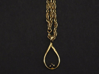 Vente aux enchères Elément de collier en or jaune 750, maille fantaisie, agrémenté d'un p