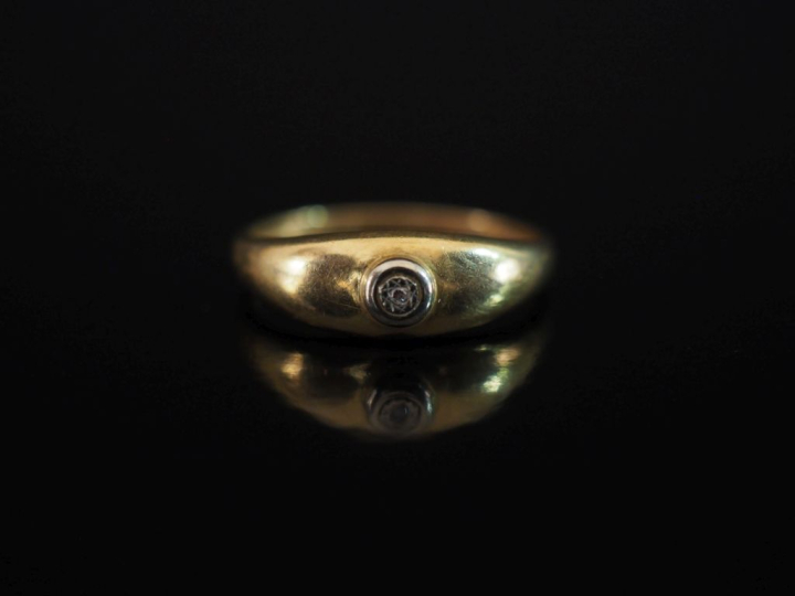 Petite bague jonc en or jaune 750, ornée en son centre d'un petit écla