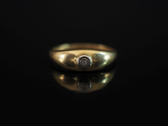 Vente aux enchères Petite bague jonc en or jaune 750, ornée en son centre d'un petit écla