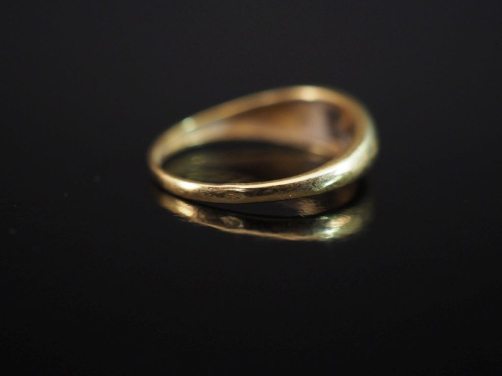 Petite bague jonc en or jaune 750, ornée en son centre d'un petit écla