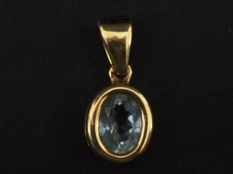 Vente aux enchères Pendentif de forme ovale en or jaune 750, serti en son centre d'une pi