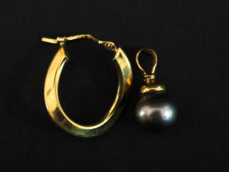 Vente aux enchères Ensemble comprenant :  - un pendentif en or jaune 750, serti d'une per