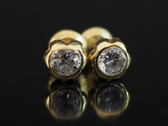 Vente aux enchères Paire de clous d'oreilles en or jaune 750, sertis d'une pierre à l'imi