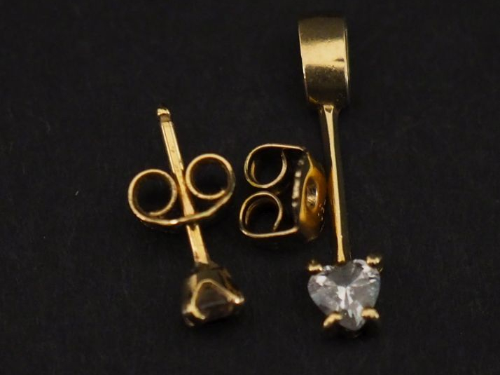 Ensemble comprenant :  - un pendentif en or jaune 750, serti en son ce