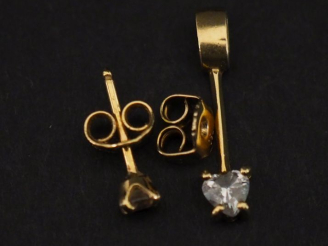 Vente aux enchères Ensemble comprenant :  - un pendentif en or jaune 750, serti en son ce