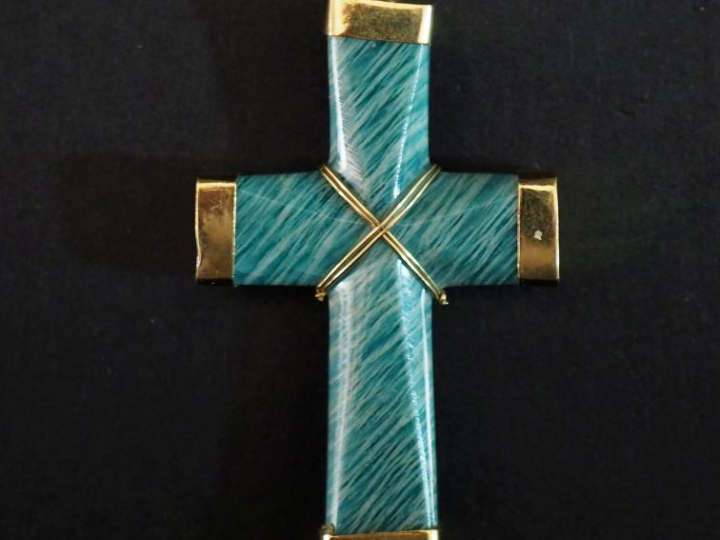 Pendentif en or jaune 585 et pierre dure, en forme de croix.  4,7 x 3 